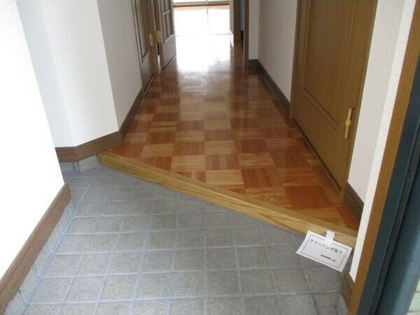 玄関　※写真は同じマンションの違う部屋のものになります。