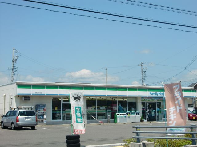 コンビニ　ファミリーマート（コンビニ）まで540m