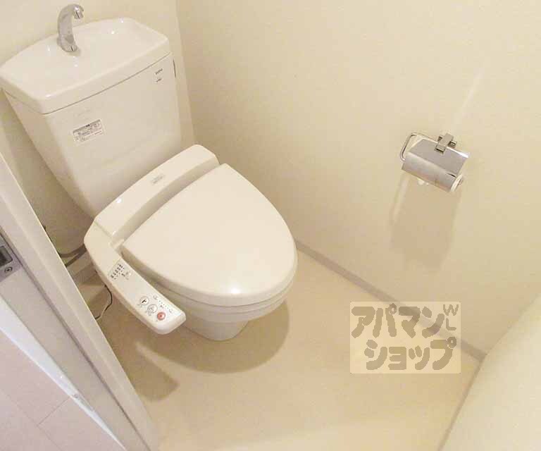 トイレ　温水洗浄便座付きです。