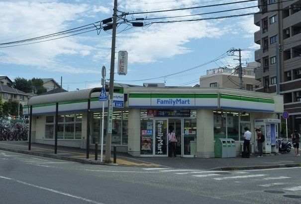 コンビニ　ファミリーマート（コンビニ）まで450m