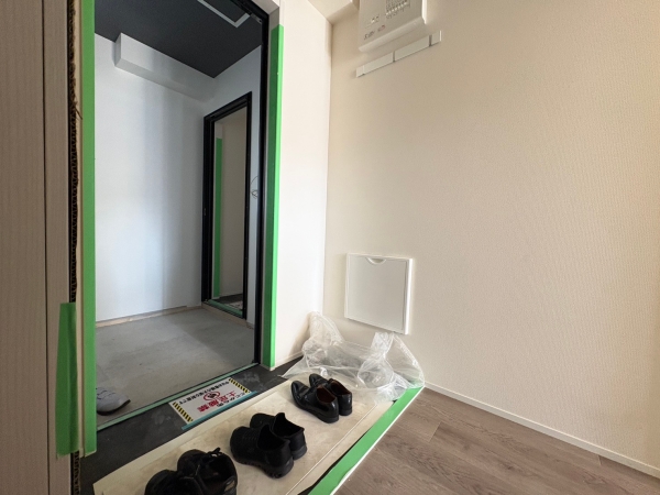玄関　同物件別部屋のお写真になります。左右対称のお部屋の写真の場合