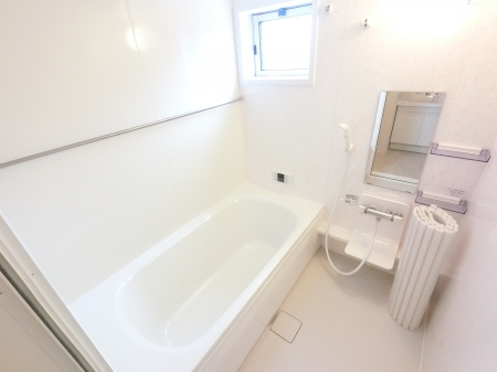 バス・シャワールーム　住宅仕様のお風呂で、足を延ばせてお風呂に入れます。