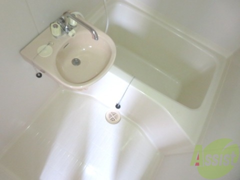 バス・シャワールーム　こちらの浴室で一日の疲れを癒しましょう。