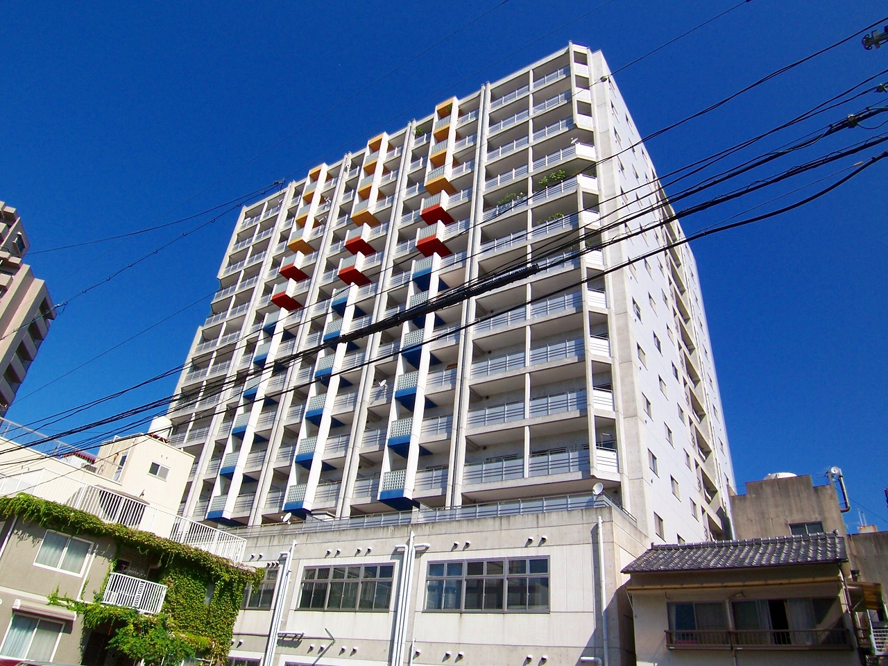 岡山市北区表町のマンションの建物外観
