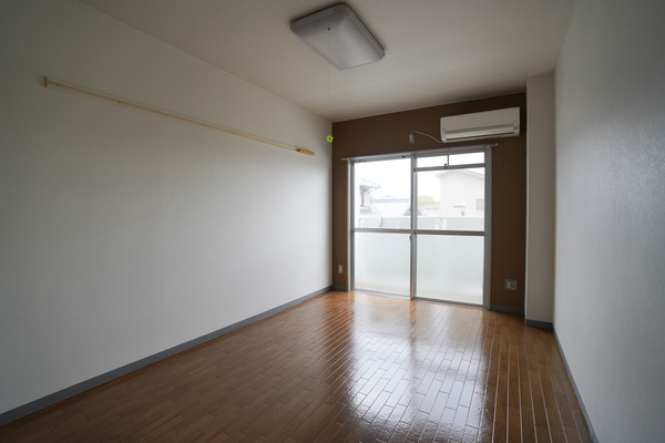 居室・リビング　同じ建物の別なお部屋