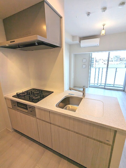 キッチン　グリル付ガス3口システムカウンターキッチン、瀟洒でお手入れ楽