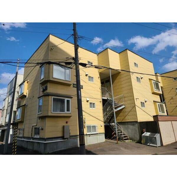 【札幌市厚別区厚別中央三条のアパートの建物外観】