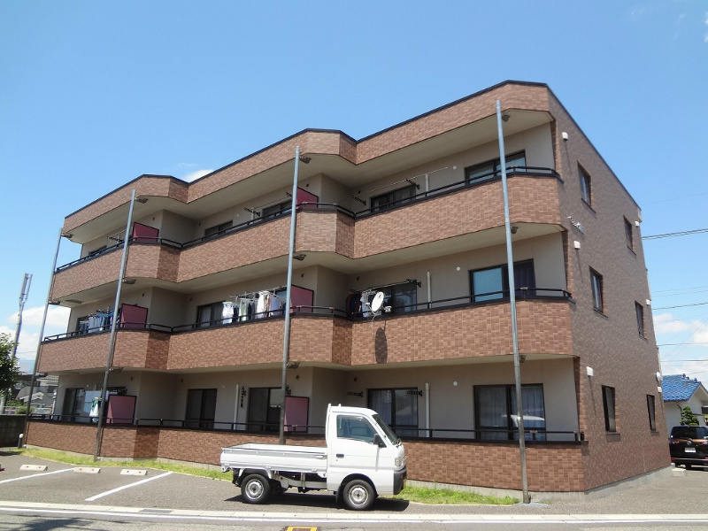 松本市鎌田のマンションの建物外観