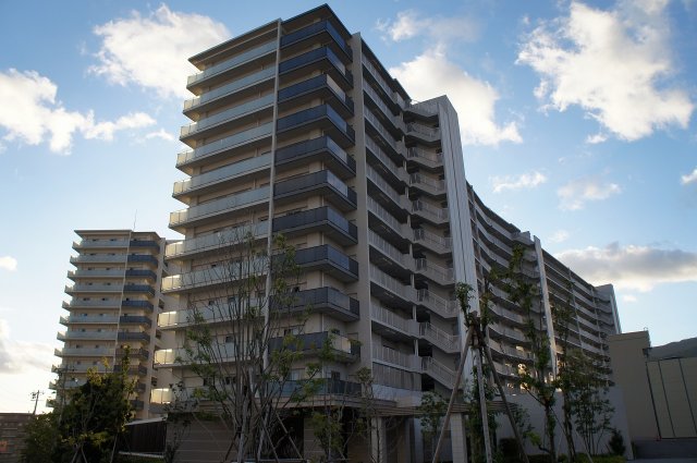 茨木市彩都あさぎのマンションの建物外観
