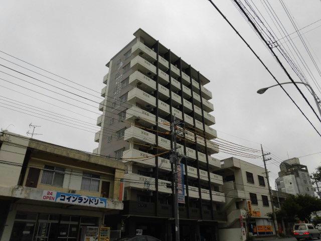 沖縄市東のマンションの建物外観