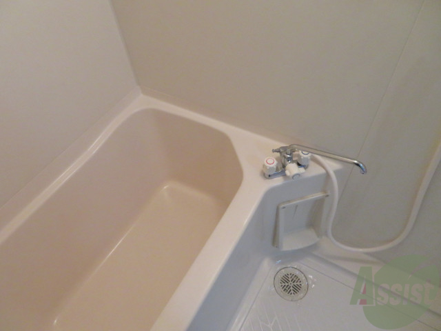 バス・シャワールーム　浴室はこちらのユニットバスになりますねー。