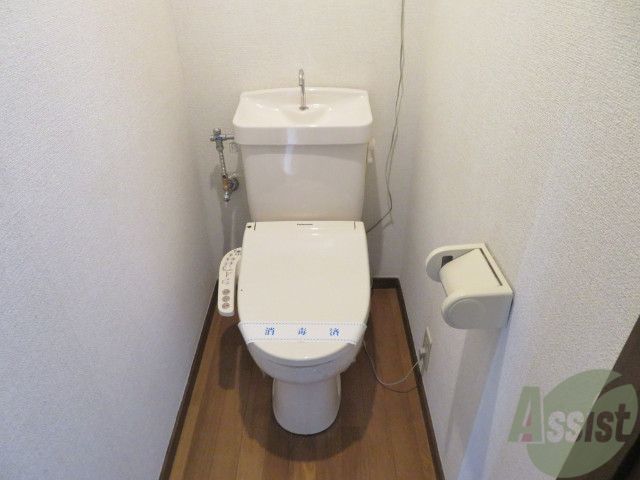 トイレ　トイレはこちらウォシュレット付きでうれしいですね