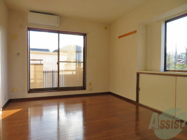 居室・リビング　リビングは日差しが差し込み明るいお部屋ですね