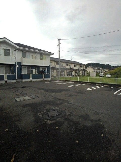 【府中市中須町のアパートの駐車場】