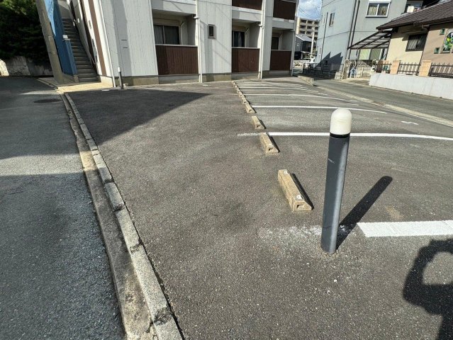 【クレフラスト津福東の駐車場】