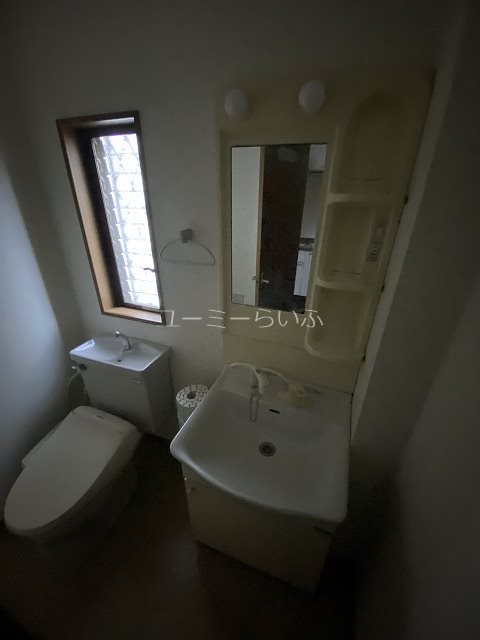 洗面設備　通電されていないので写真が暗くなっています。