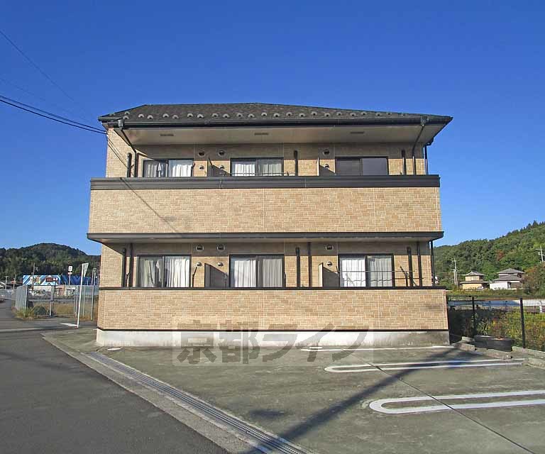 南丹市園部町内林町のアパートの建物外観