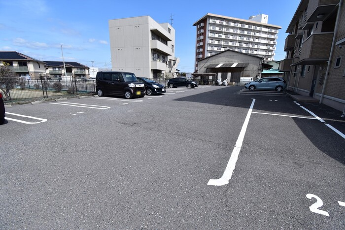 【高松市香西南町のアパートの駐車場】