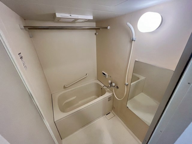 バス・シャワールーム　落ち着いた空間のお風呂です