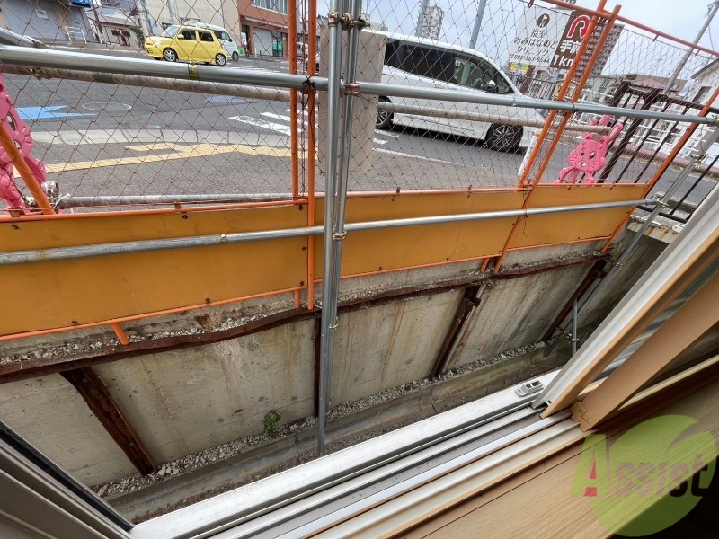 バルコニー　前面は大通りですが複層ガラスで対策しております。