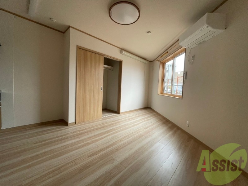 居室・リビング　こちらは８．８帖の洋室になります。日当たり良好です。