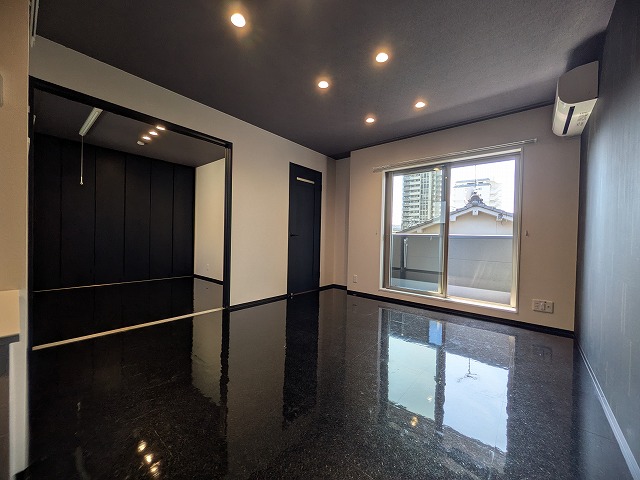 居室・リビング　同物件、別号室のものです。