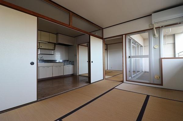 OHANA COURT-2の居間写真