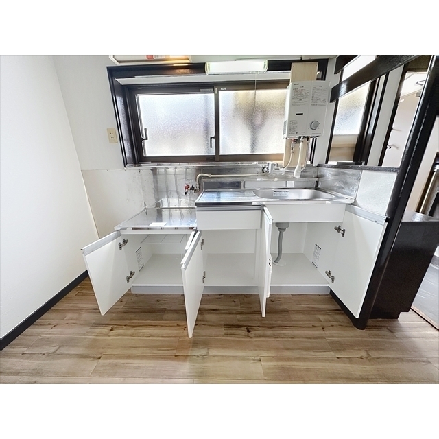 キッチン　キッチン収納も確保されてます