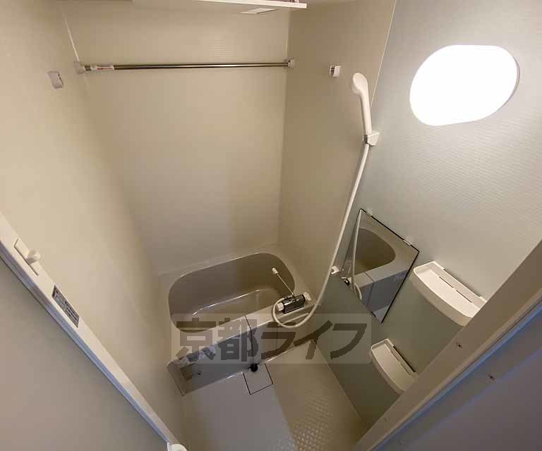 バス・シャワールーム　鏡の付いた便利なお風呂