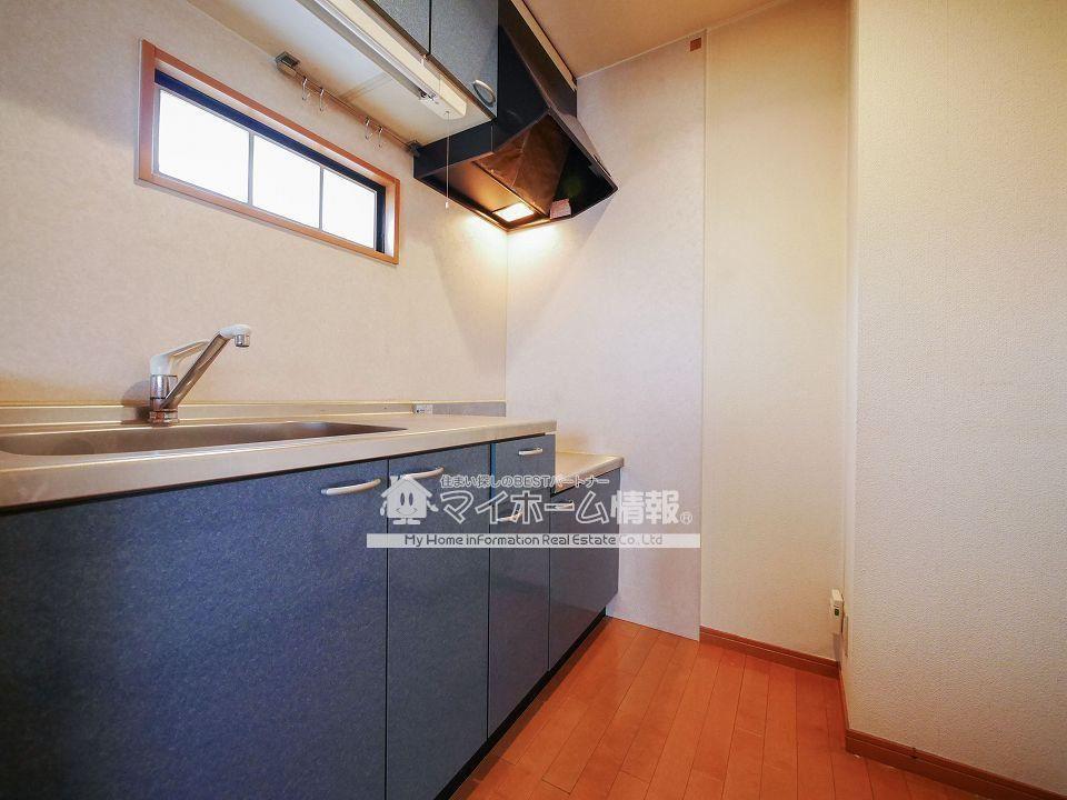 キッチン　キッチンスペース広々♪明るい光も差し込みます♪