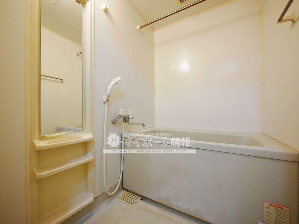 バス・シャワールーム　入浴にもお掃除にも便利なシャワー付き♪