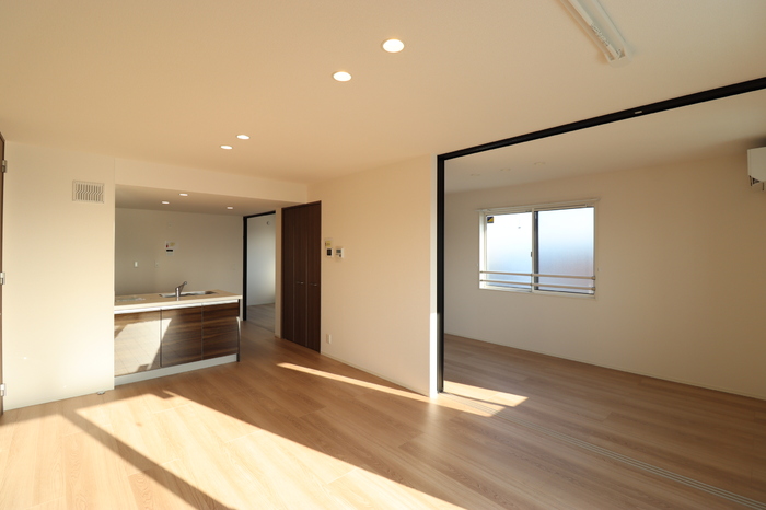 居室・リビング　※同物件・反転タイプの写真です。