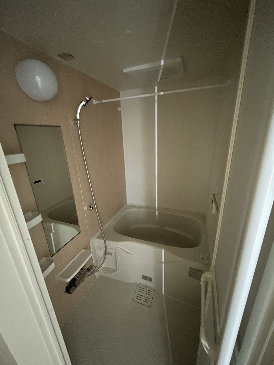 バス・シャワールーム　同物件、別タイプの部屋の写真です