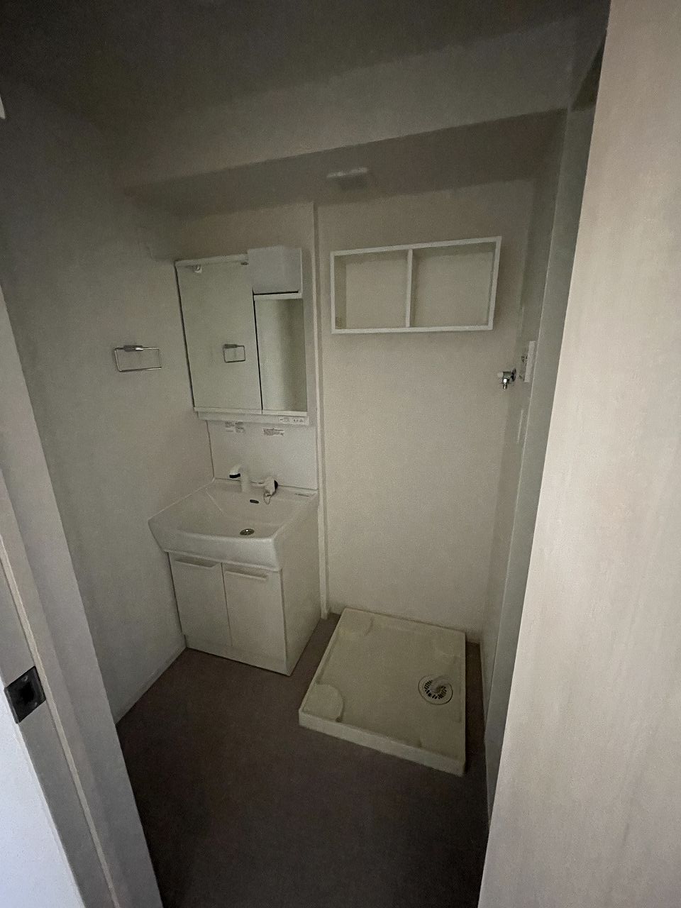 洗面設備　同物件、別タイプの部屋の写真です