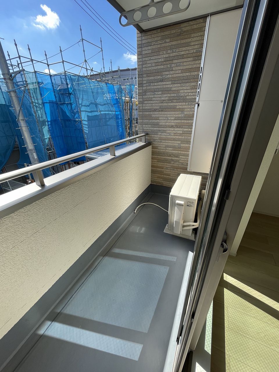 バルコニー　同物件、別タイプの部屋の写真です