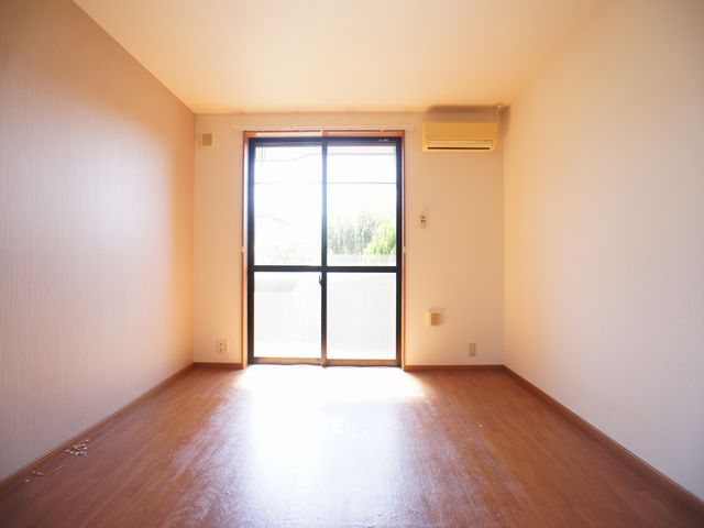 居室・リビング　照明器具、快適に過ごせるエアコンが付いています♪