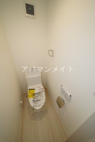 トイレ　落ち着いた色調のトイレです