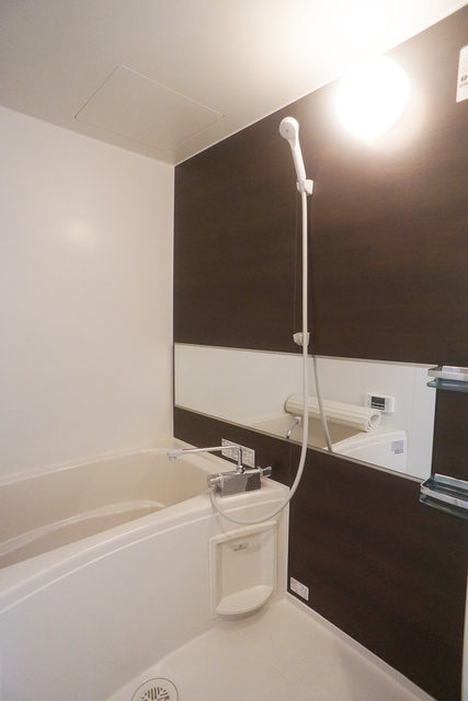 バス・シャワールーム　バスルームは沸かし直せる追焚機能付なので経済的です！