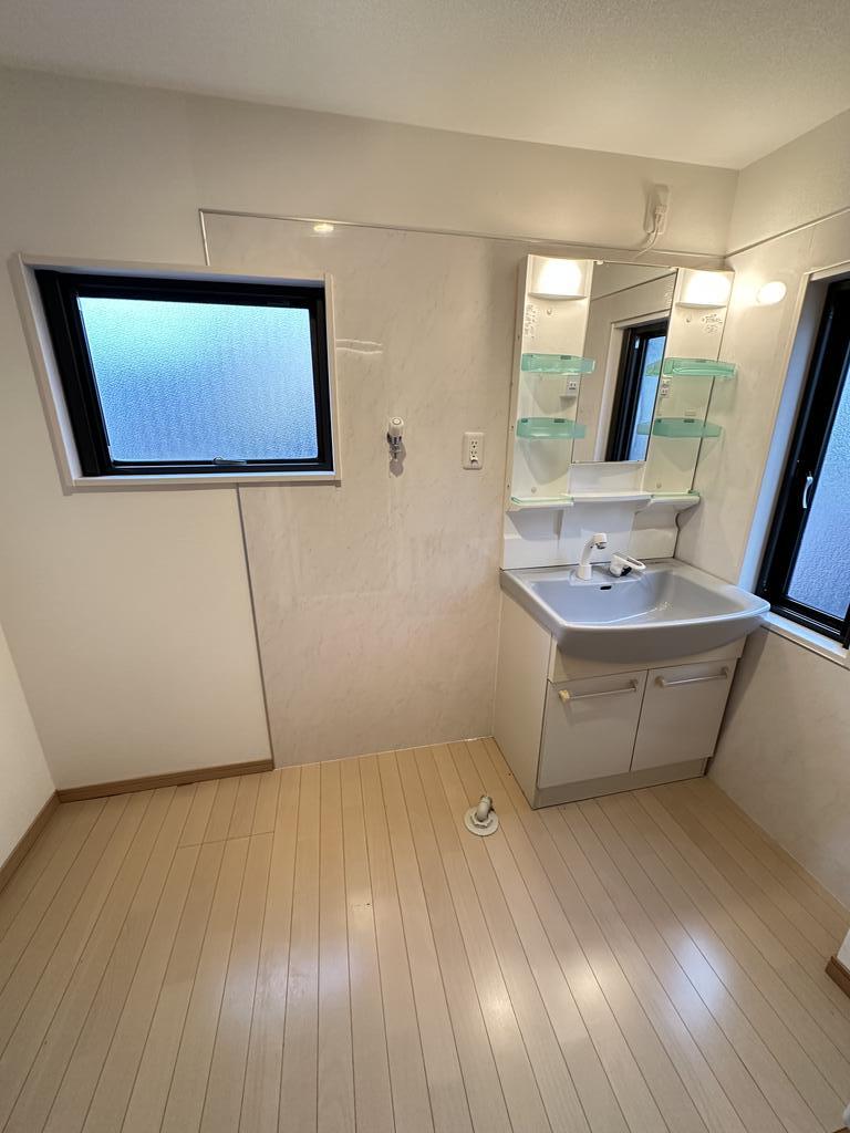 洗面設備　洗面台完備！洗濯機置場は洗面台のとなりです。