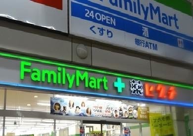 ドラックストア　ファミリーマート＋薬ヒグチ淡路町店（ドラッグストア）まで374m