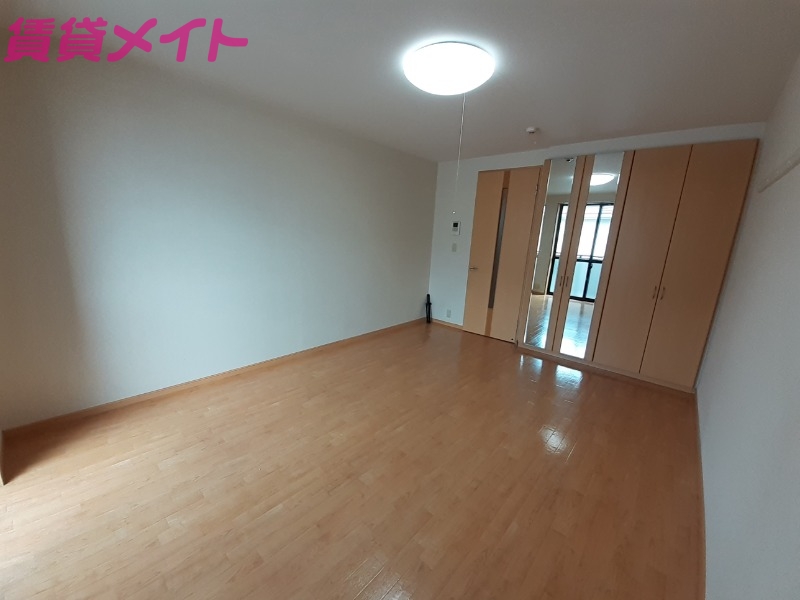 居室・リビング　同物件別室写真