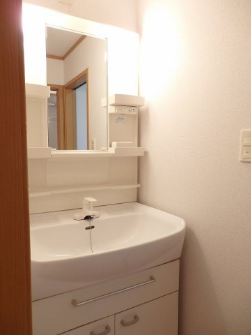 洗面設備　コンパクトで使いやすい洗面所