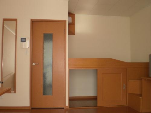 居室・リビング　１Ｆフローリング、２Ｆカーペット