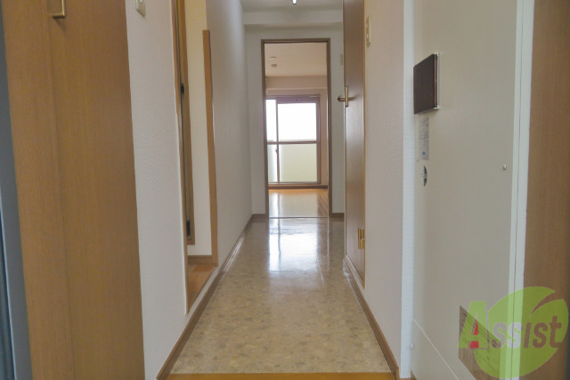 玄関　玄関から見た様子です。陽の光が明るいですね