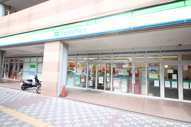 コンビニ　ファミリーマート　近鉄若江岩田駅前店（コンビニ）まで550m