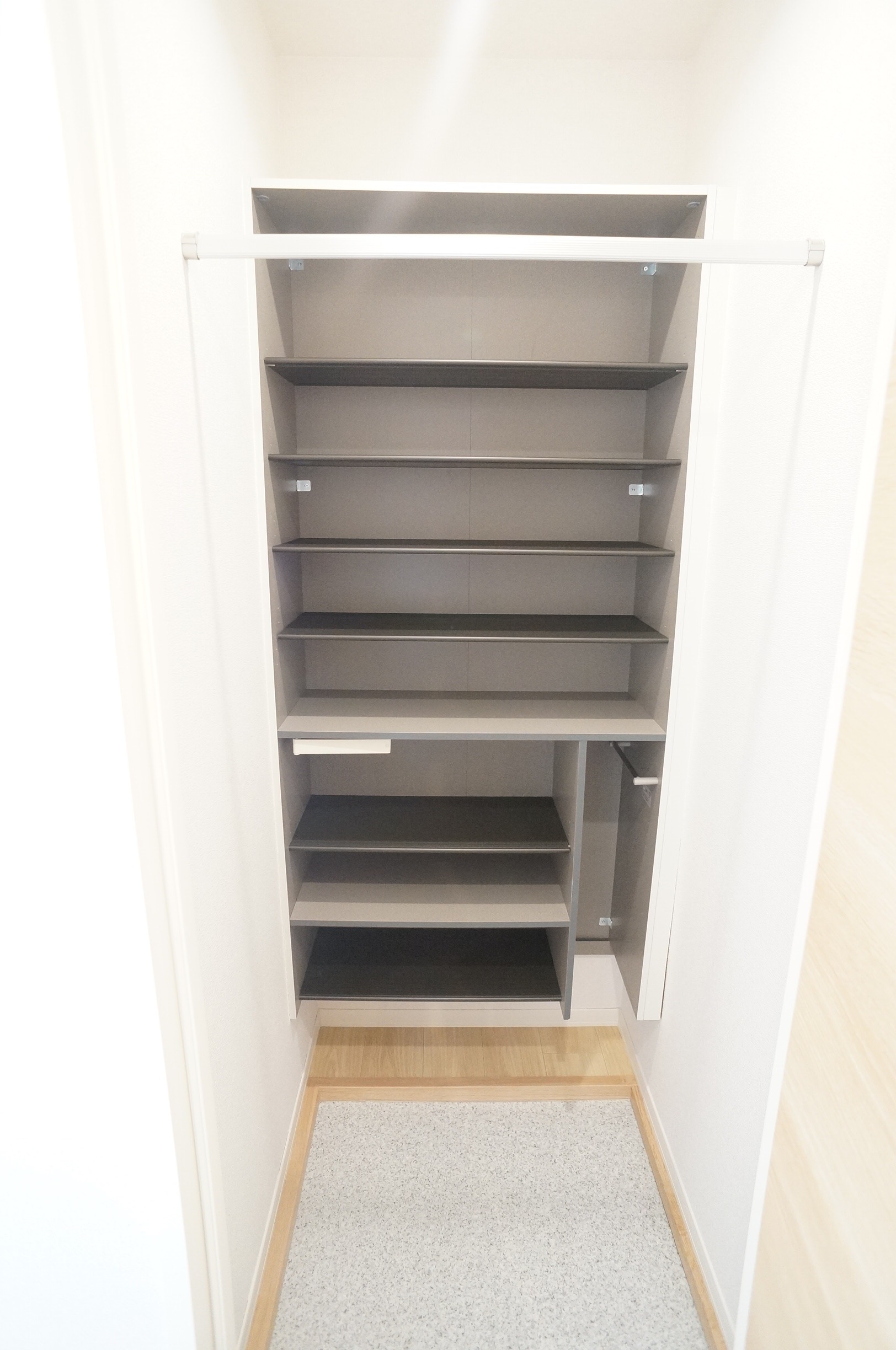 玄関　シューズBOXとは別にシューズクロークもございます