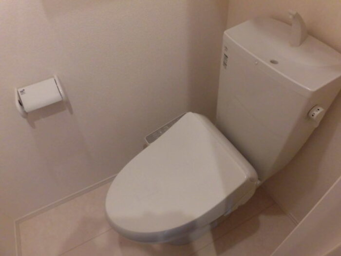 トイレ　落ち着いた色調のトイレです