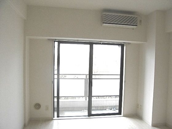 居室・リビング　エアコン付で一年中快適にお過ごしいただけます。