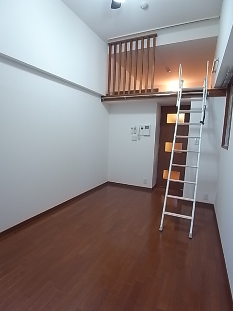 居室・リビング　フローリング　採光も良好