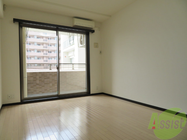 居室・リビング　９帖の洋室です。広々として、きれいですね。